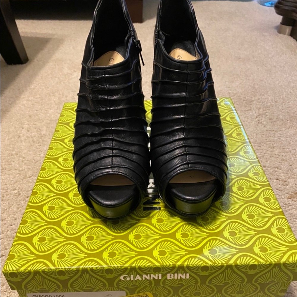 Gianni Bini Platform Heeled Bootie. 8